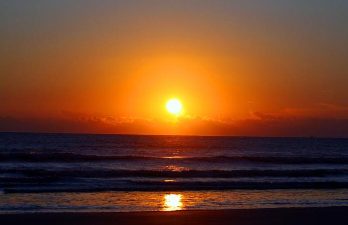 Sunrise at New Smyrna Beach: A Coastal Spectacle