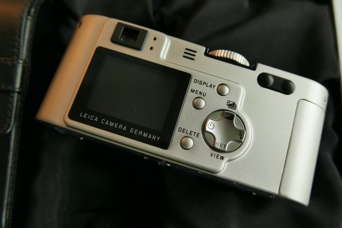 Leica D-Lux 1: A Compact Camera Pioneer
