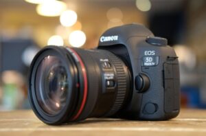 Canon eos r vs canon eos 5d mark iv specs